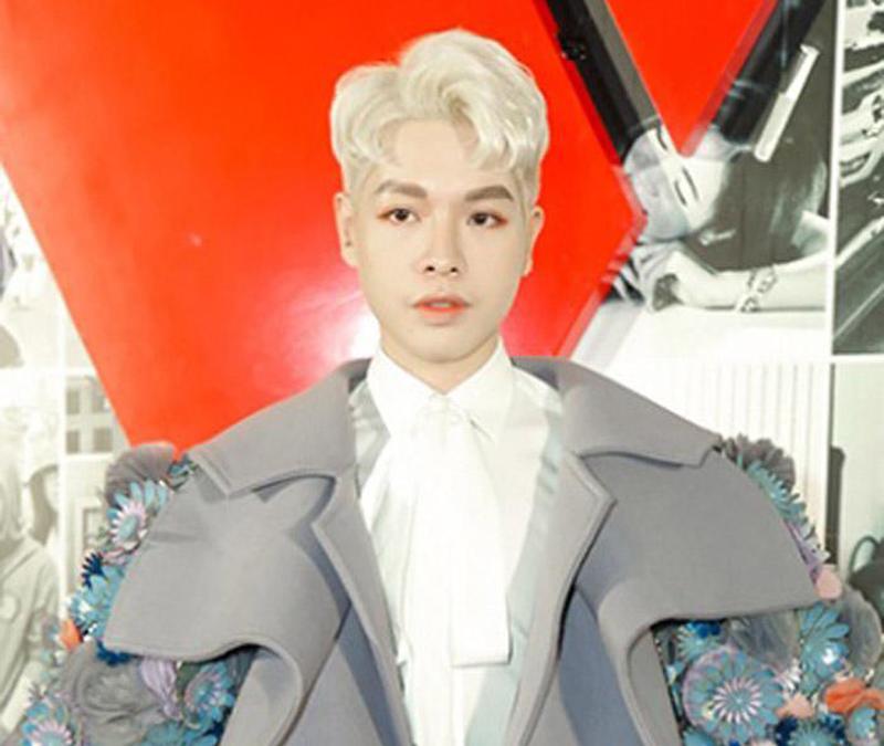 Đức Phúc mặt trắng bệch, kém đẹp với son và mắt cam quá nổi.