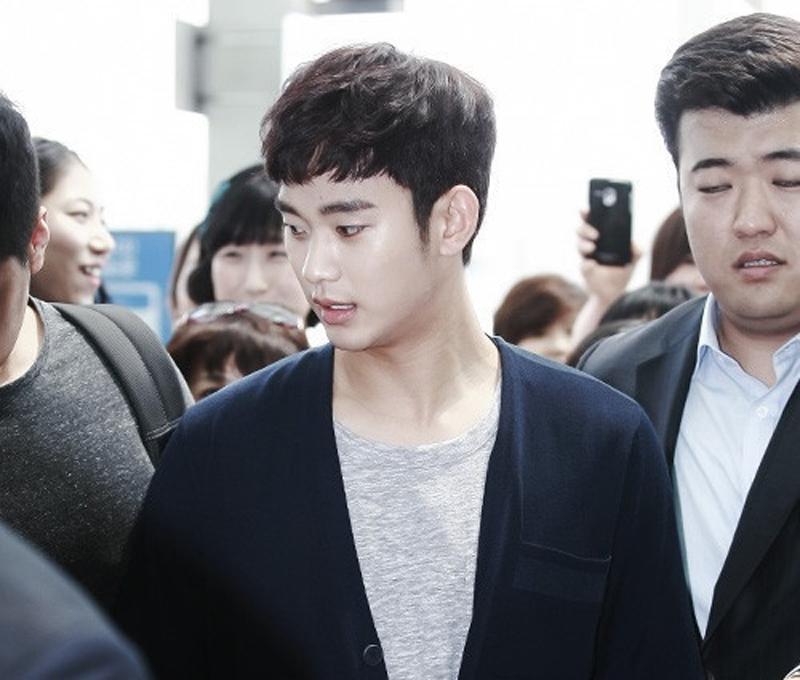 Kim Soo Hyun cũng bị lộ việc trang điểm đậm.