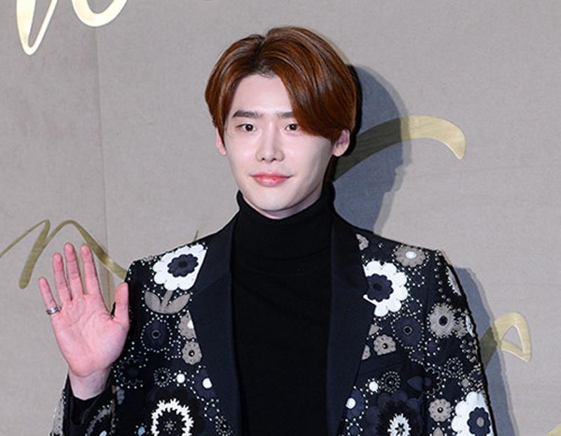 Lee Jong Suk đánh phấn quá trắng, dùng son cam kém đẹp.