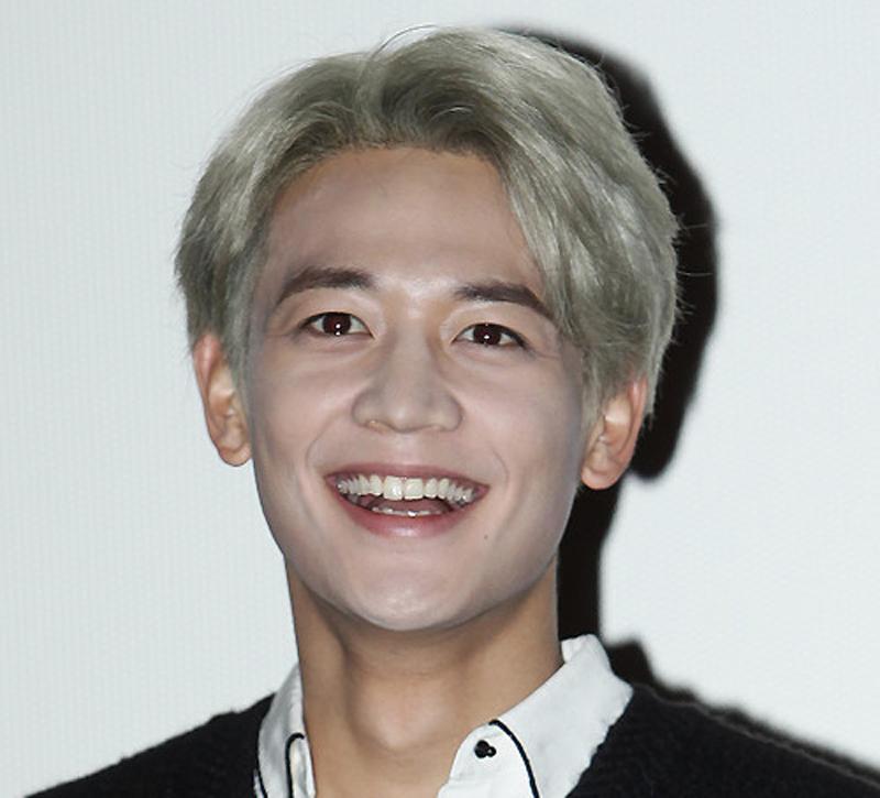 Minho kém đẹp trai khi mặt đánh phấn không đều.