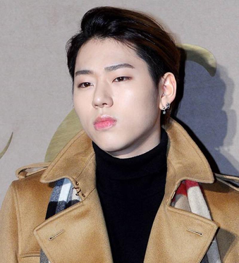 Zico bị chê vì son môi bóng, lông mày kẻ đậm.