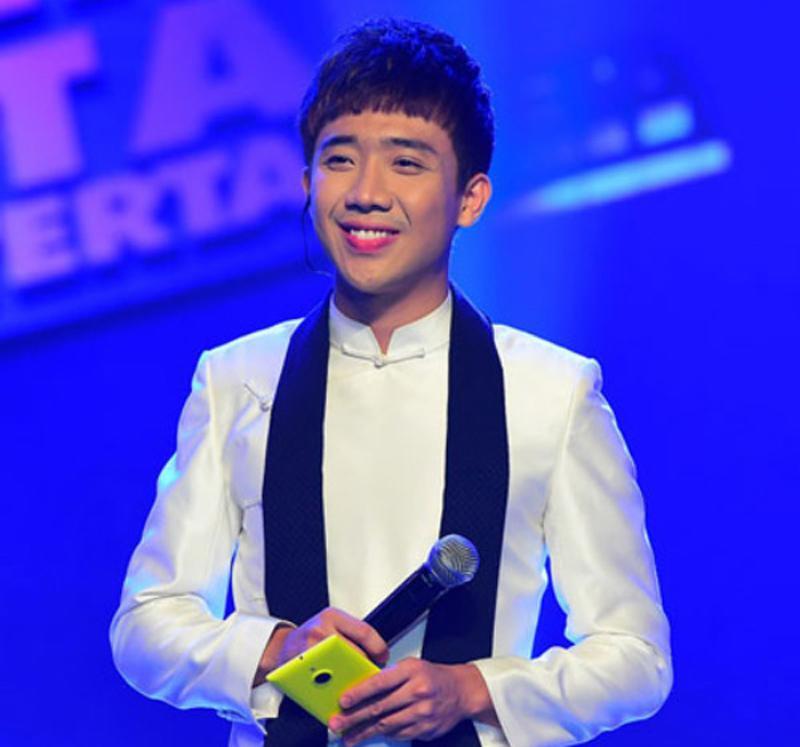 Trấn Thành không ít lần tô son, kẻ lông mày quá đậm trên sân khấu.