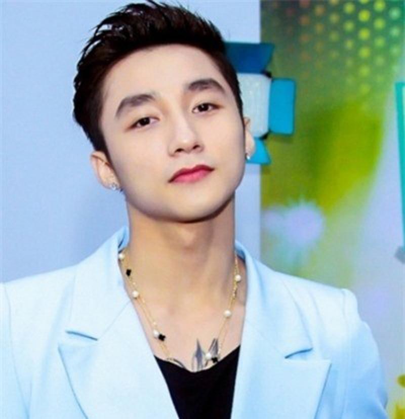 Sơn Tùng cũng lạm dụng son phấn làm mất đi vẻ nam tính.