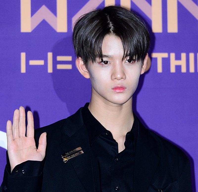 Bae Jin Young môi cam, mặt nhem nhuốc phấn.