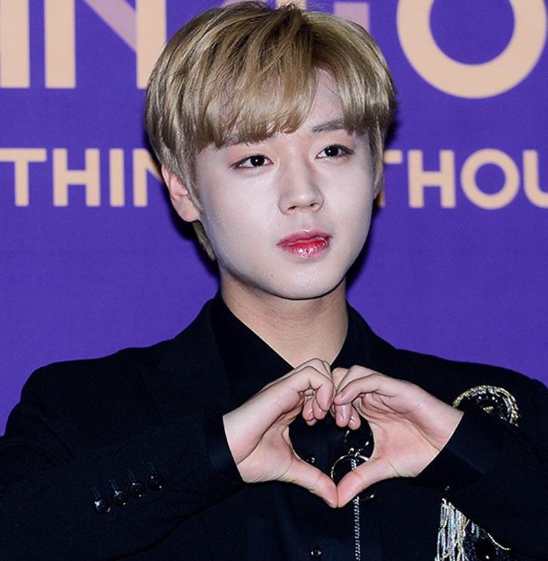 Jinhoon đánh mặt quá trắng so với tông da, màu son cũng quá nổi bật.