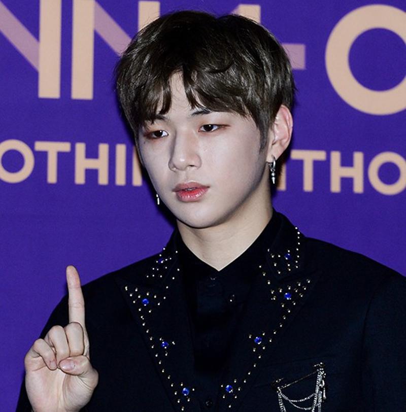 Kang Daniel mặt loang lổ, phờ phạc vì phấn son.