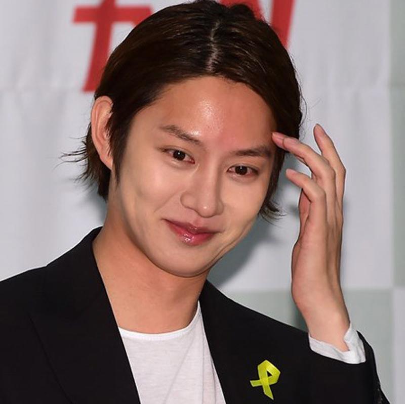 Kim Heechul son môi bóng, đỏ chót kém nam tính.