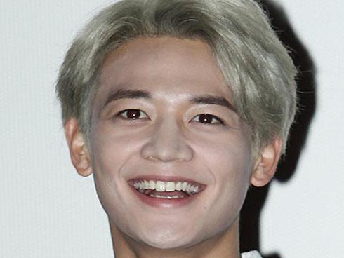 Đâu chỉ có phái nữ, đấng mày râu showbiz ngày nay cũng mặt phấn, môi đỏ đến sợ!