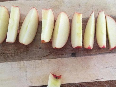 Quả táo cắt rồi để cả ngày cũng không bị thâm đen chỉ với 1 thứ nhỏ xíu nhà nào cũng có