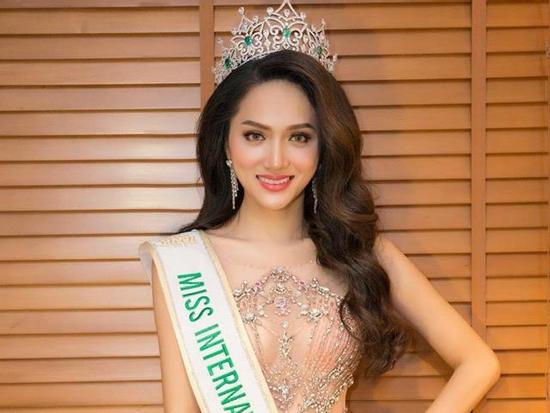 Được Mỹ Tâm ký tặng CD 'Tâm 9', Hương Giang hóm hỉnh: 'Hoa hậu thì vẫn là fangirl thôi'