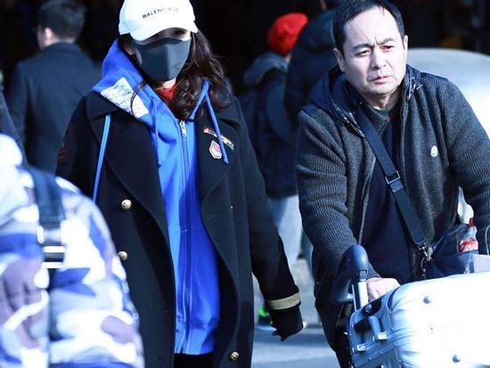 Bịt kín mặt sau scandal quỵt tiền từ thiện, Dương Mịch tiếp tục bị chỉ trích vì để một mình bố đẩy hành lý nặng