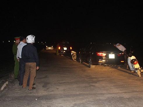 Vợ 'cố thủ' trong xe với người đàn ông khác, chồng gọi công an đến giải quyết