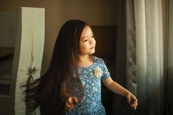 Điều đặc biệt là Đoan Trang cũng bắt đầu biết ca hát và bước chân lên sân khấu lần đầu tiên khi cô tròn 4 tuổi. Cũng độ tuổi này, bé Sol đang dần thể hiện năng khiếu giống như mẹ Đoan Trang ngày nhỏ.