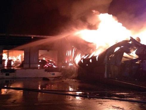 Cháy rừng rực kho bông sợi ở Móng Cái