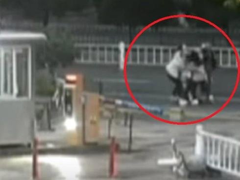 TQ: Bi hài 3 cô gái trẻ bắt cóc trai đẹp đang đi với người yêu