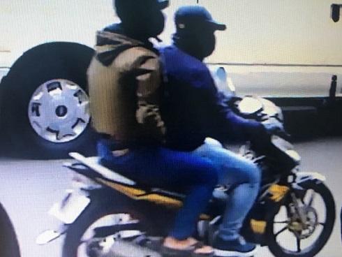 Hai thanh niên bịt mặt, nổ súng cướp ngân hàng ở Khánh Hòa-4