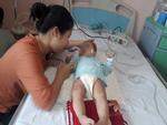 Bé gái 9 tháng tuổi sốc, bại não sau một mũi tiêm
