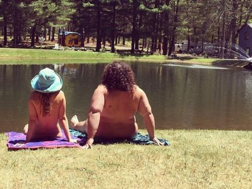 Nghề làm vệ sĩ bảo vệ cho du khách thích khỏa thân gây sốt