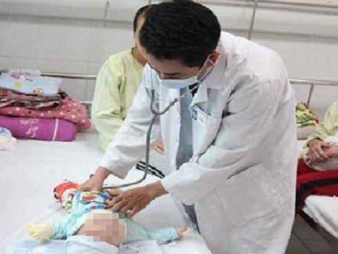 Hà Nội: Bé gái 8 tháng tuổi nhập viện sau khi bù nước bằng oresol và men tiêu hóa