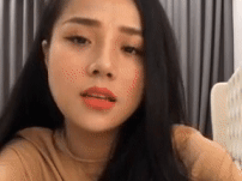 Sau Hoa Vinh đến lượt bạn gái hot girl của thủ thành Đặng Văn Lâm cover cực ngọt 'Ngắm hoa lệ rơi'