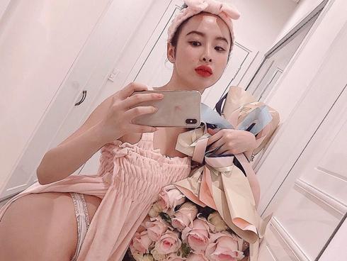 Tin sao Việt: Bất chấp bị chỉ trích, Angela Phương Trinh lại khoe vòng 3 'cong cớn'