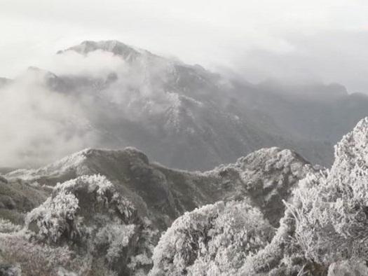 Mê mẩn trước vẻ đẹp của Fansipan trong tuyết tháng tư