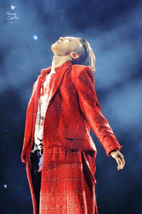 Trên sân khấu concert, G-Dragon đãi mắt fan với loạt các trang phục ấn tượng, nổi bật. Mẫu áo khoác đỏ nổi nhất mau chóng được fan bóc mác.