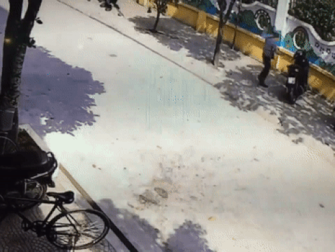 Nam thanh niên nhanh tay bẻ khóa xe máy để trước cửa nhà dân rồi phóng đi trong tích tắc-2