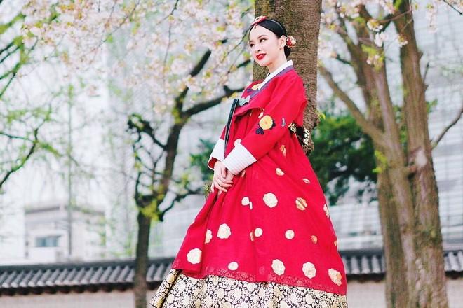 Angela Phương Trinh lựa chọn Hanbok sắc đỏ rực rỡ.