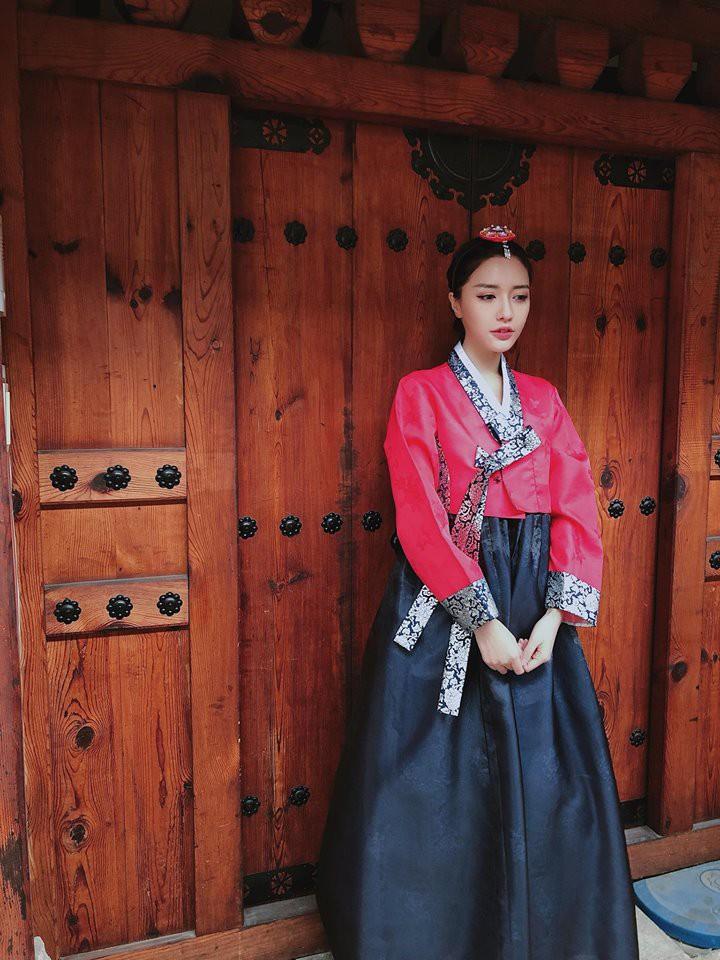 Hanbok là trang phục truyền thống của xứ sở kim chi. Bất cứ ai khi đến du lịch đất nước xinh đẹp này đều thích thú khoác lên mình một chiếc hanbok để chụp hình check in.