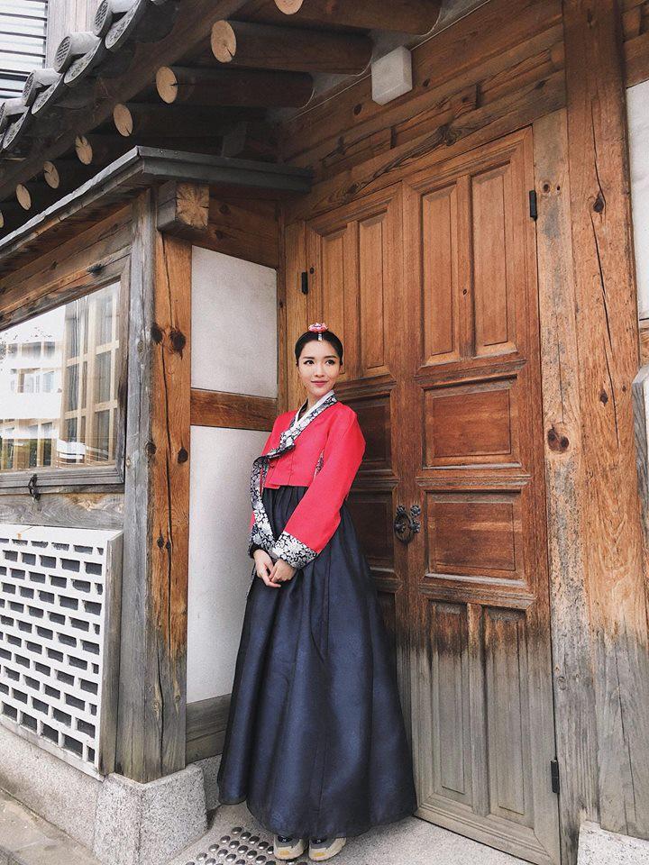 Mới đây, nữ ca sĩ Bích Phương đăng tải hình ảnh đáng yêu trong bộ quốc phục Hanbok cùng dòng trạng thái lầy lội đúng cá tính riêng.