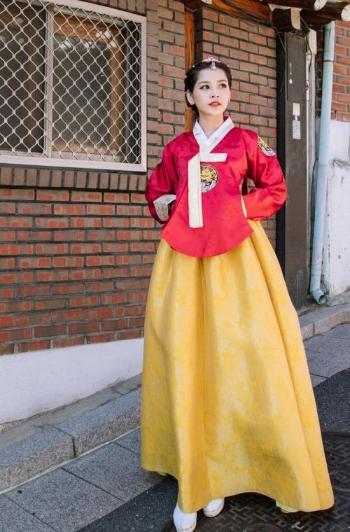 Chi Pu gây chú ý ngay lần đầu diện Hanbok.