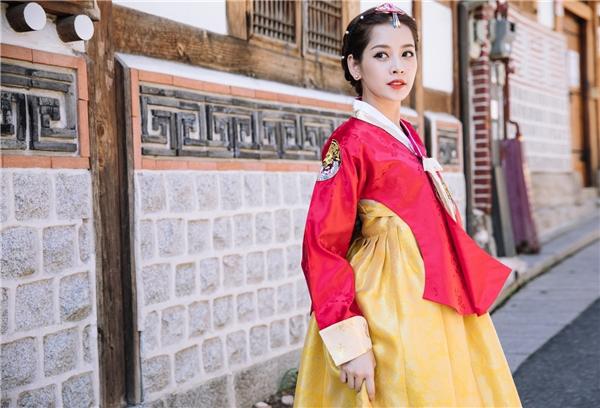 Chọn cho mình bộ Hanbok tông màu đỏ vàng, nữ diễn viên được khen ngợi như một 