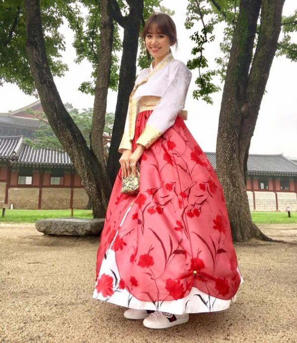 Hari Won nổi bật thu hút mọi ánh nhìn trong bộ Hanbok tông màu đỏ - trắng nổi bật.