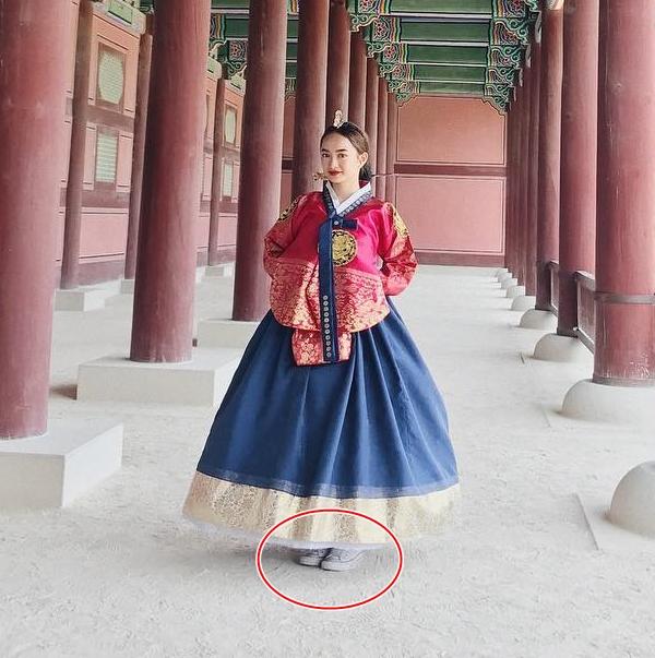 Kaity Nguyễn giữ nguyên nét nghịch ngợm, đáng yêu khi mix giầy sneaker với Hanbok.