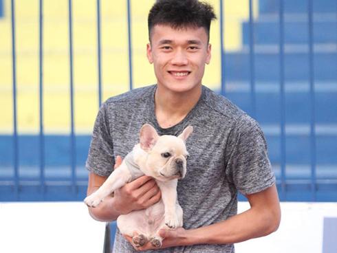 Thủ môn Bùi Tiến Dũng làm mặt xấu dễ thương khi thấy máy quay