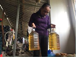 Hà Tĩnh: Kỳ lạ giếng nước biến thành giếng dầu, người dân đổ xô đến xin về dùng