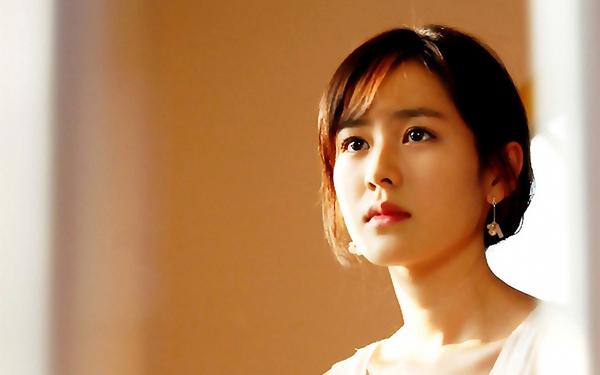 Son Ye Jin tiến xa hơn với tư cách như là một ngôi sao của làn sóng Hàn Quốc vào năm 2003 khi tham gia phim truyền hình "Hương Mùa Hè".