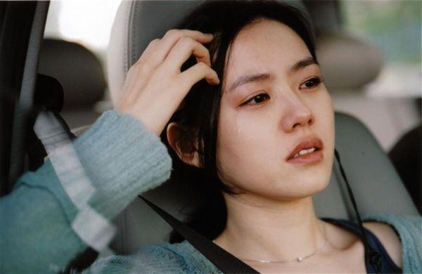 Trong khi đó bộ phim "Tuyết tháng tư" mà cô đóng chung với Bae Yong Joon cũng thành công lớn tại Nhật Bản và Trung Quốc (mặc dù bất ngờ gây thất vọng tại Hàn Quốc).