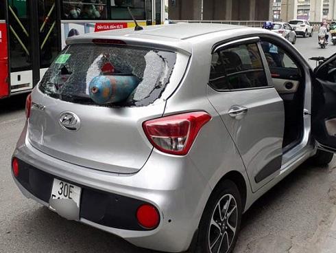 Bình khí phi như tên lửa, đâm xuyên ô tô trên phố Hà Nội