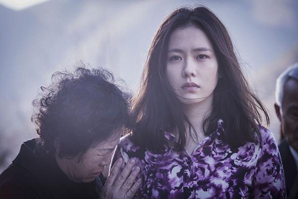 Năm 2016, Son Ye Jin vào vai người mẹ tìm mọi cách để cứu con gái trong "The Truth Beneath".