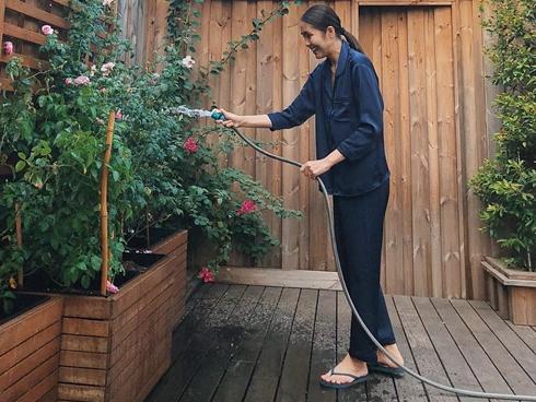 Chụp hình trong biệt thự triệu đô, 'mẹ 2 con' Tăng Thanh Hà gầy khủng khiếp khiến nhiều người xót xa