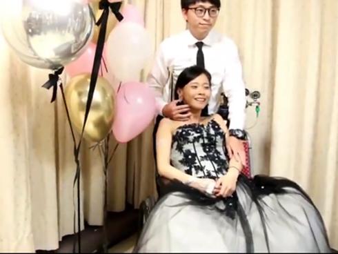 Cụ ông 80 tuổi ân cần chăm sóc cụ bà bị sỏi thận, dân mạng truyền tai nhau ngôn tình là đây chứ đâu-2