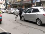 Người đàn ông vác xe đạp chặn đầu ô tô, 'bịt' đường xe cứu thương