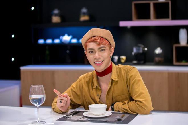 Erik trang điểm mặt trắng phấn hơn cả Chi Pu-6