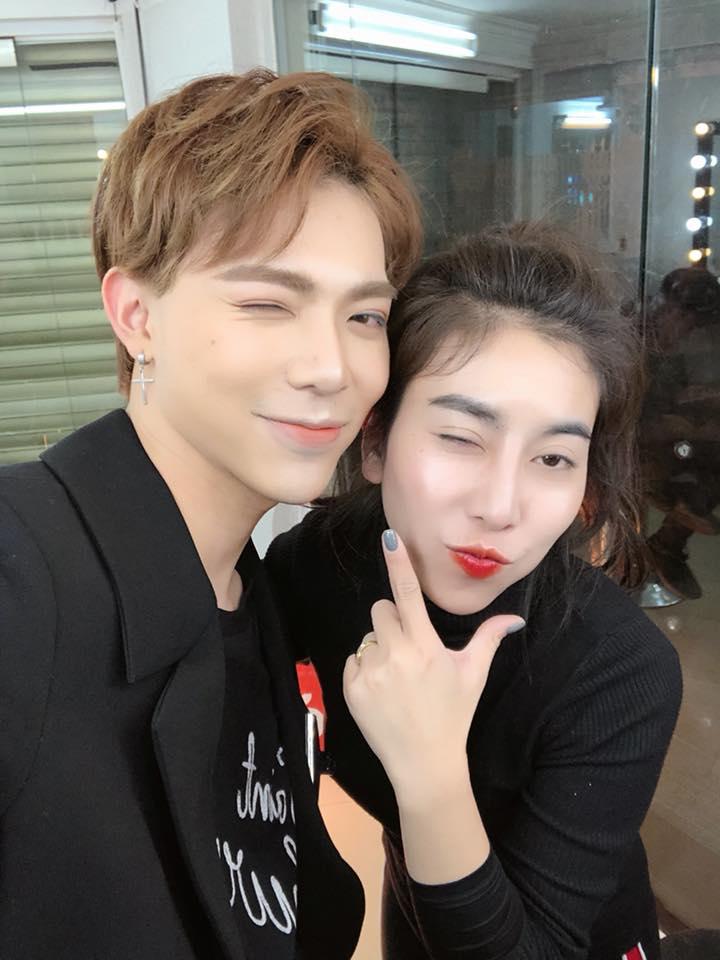 Erik trang điểm mặt trắng phấn hơn cả Chi Pu-9