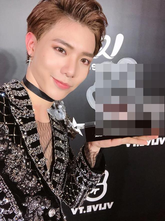 Erik trang điểm mặt trắng phấn hơn cả Chi Pu-10