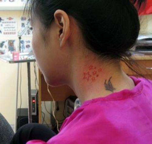 Ngoài ra, Thủy Tiên còn xăm chi chít ngôi sao ở ngay góc của cổ, hình xăm này còn “đụng hàng” với ngôi sao thế giới Rihanna.