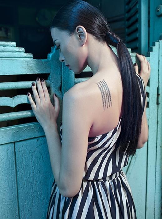 Ngô Thanh Vân sở hữu hình xăm giống Angelina Jolie ở sau lưng.