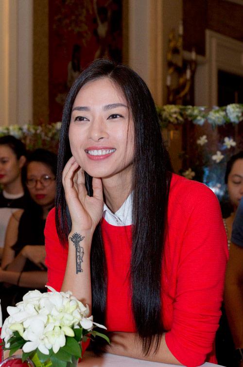 Đả nữ với hình xăm dễ thấy ở tay.